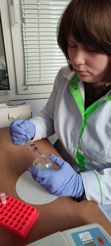 Провідний фахівець-бактеріолог Вікторія Меженова проводить бактеріологічну експертизу